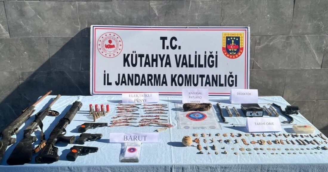 Kütahya’da tarihi eserler ve patlayıcı madde ele geçirildi Kütahya İl Jandarma Komutanlığı ekipleri, düzenledikleri operasyonda çok tarihi eser