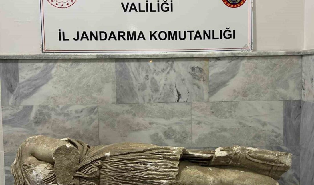 Afyonkarahisar’da jandarma ekipleri 2 şahsı ellerinde bulunan ve Roma dönemine