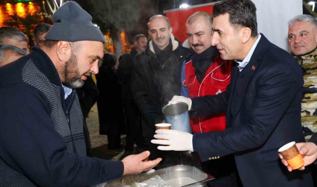 Bilecik Şeyh Edebali Türbesinde dün akşam vatandaşlara salep ikramı yapıldı.