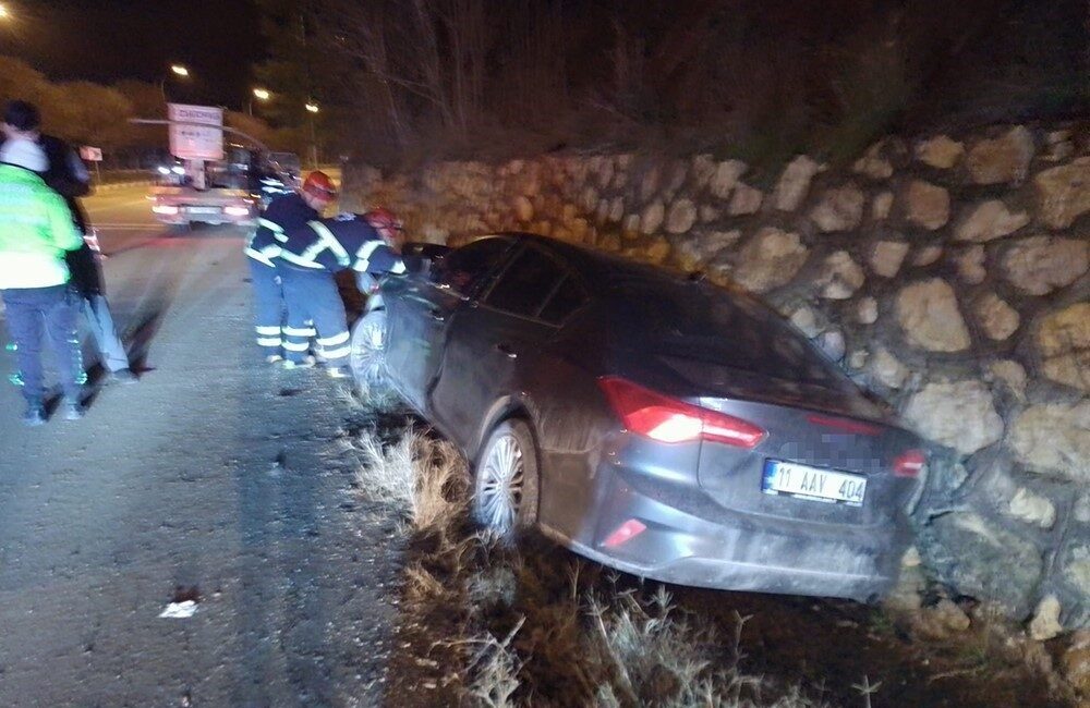 Bilecik’te seyir halinde kontrolden çıkan otomobil istinat duvarına çarparken, sürücüsü