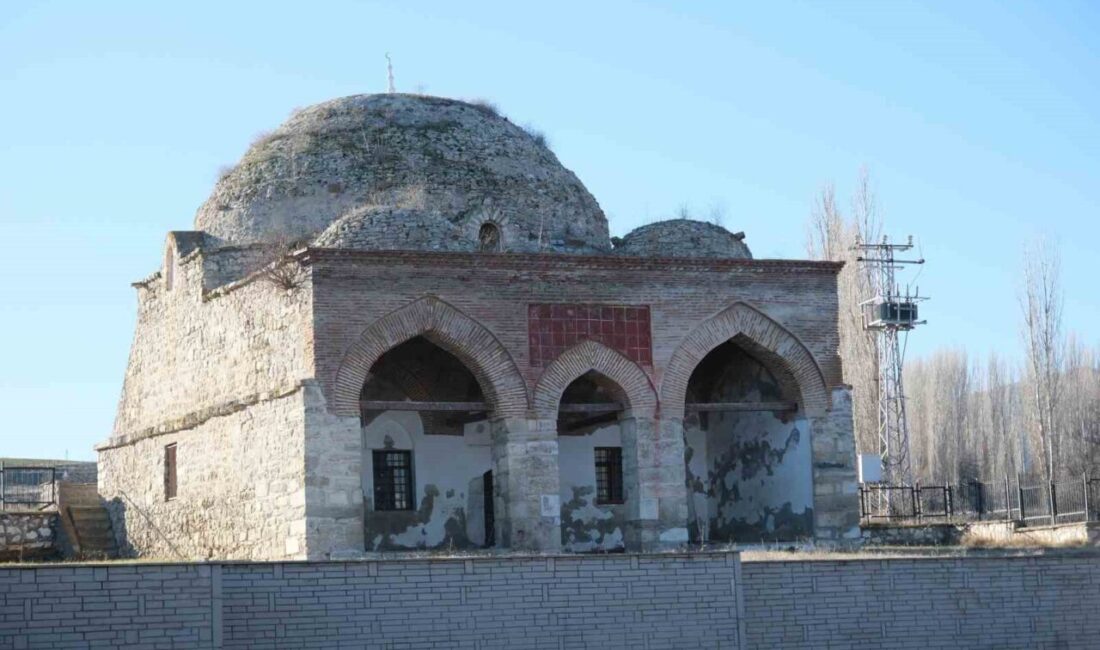 Sivrihisar’a bağlı Hamamkarahisar Mahallesinde bulunan yaklaşık 800 yıllık Tarihi Anadolu