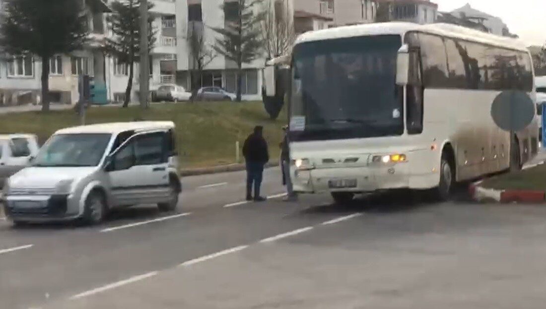 Kütahya’da işçi servisinin önündeki araca çarpması sonucunda meydana gelen trafik