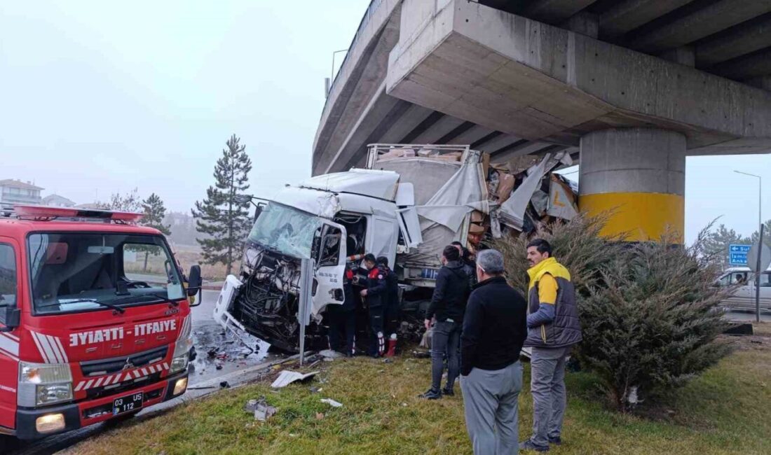 Afyonkarahisar’da kontrolden çıkan tır önce köprünün kolonuna ardından önündeki araca