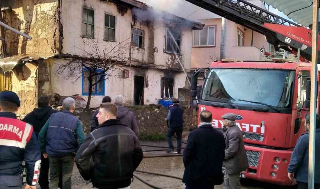 Bilecik’in Pazaryeri ilçesinde çıkan yangında ahşap evi kullanamaz hale getirdi.