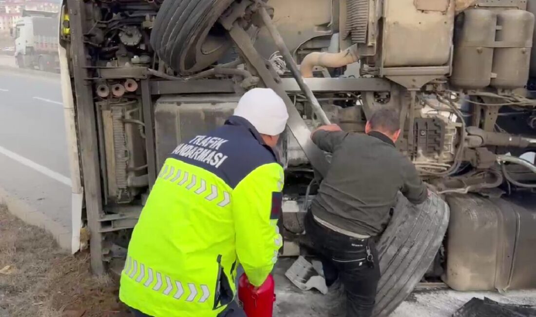 Afyonkarahisar’da sürücüsünün direksiyon hakimiyetini kaybetmesi sonucunda devrilen tırın alt tarafından