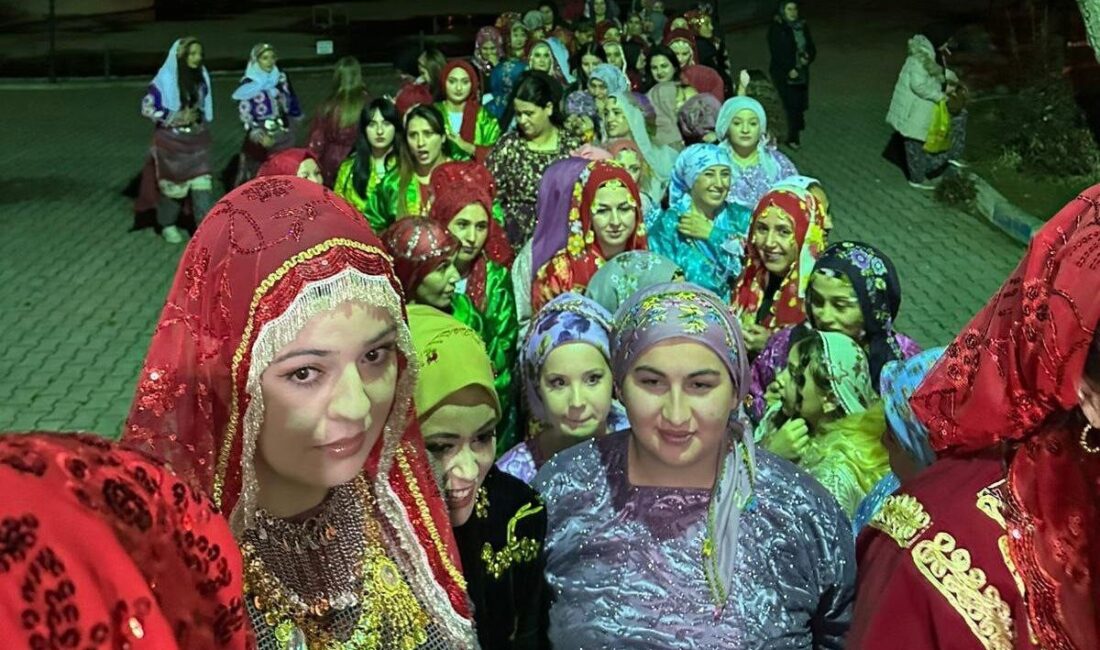 Isparta’nın Şarkikaraağaç ilçesinde düzenlenen “Yöresel Kıyafet ve Şalvar Gecesi”, bölge