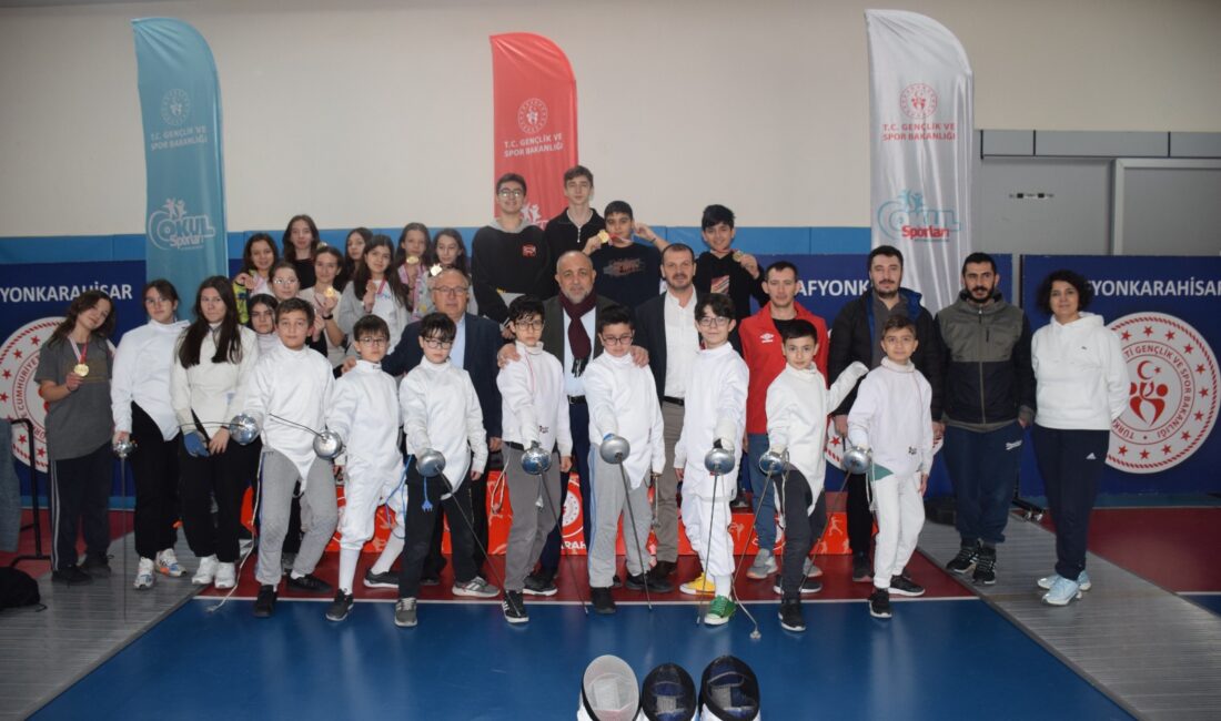 Afyonkarahisar’da düzenlenen Okul Sporları Eskrim Müsabakaları, küçükler, yıldızlar ve gençler