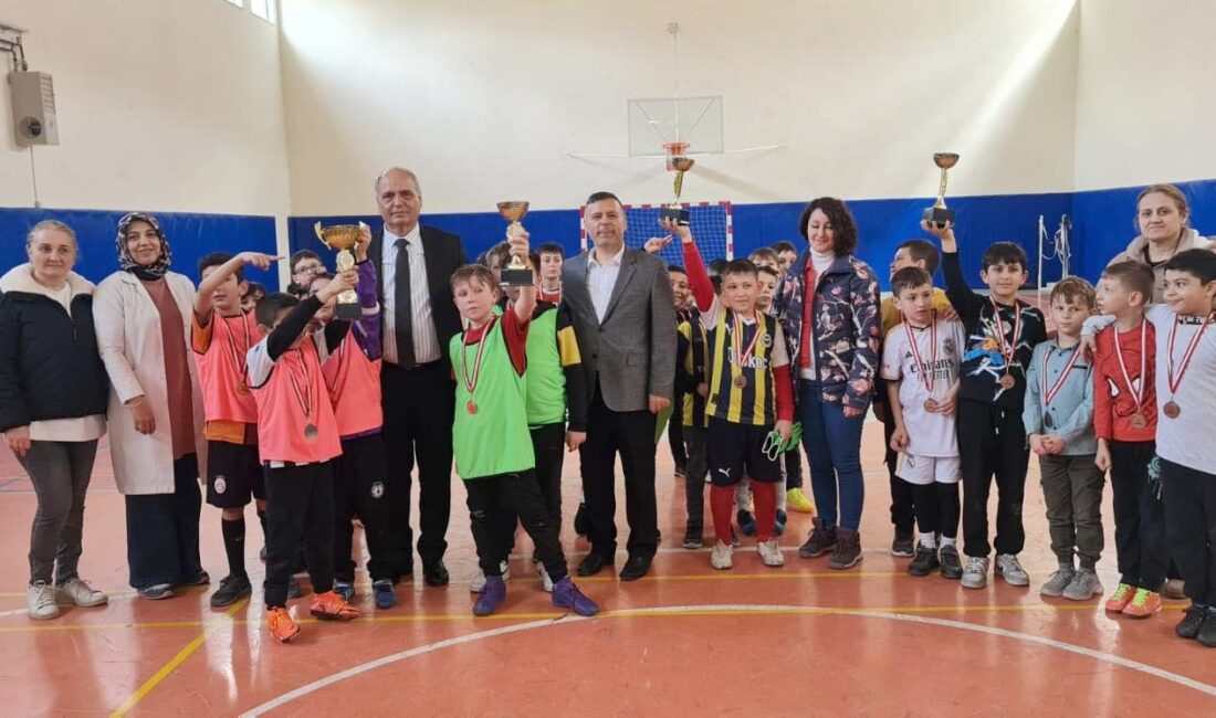 Erkmen’de düzenlenen futsal turnuvasında şampiyonlar belli oldu. Öğrencilerin yoğun ilgi