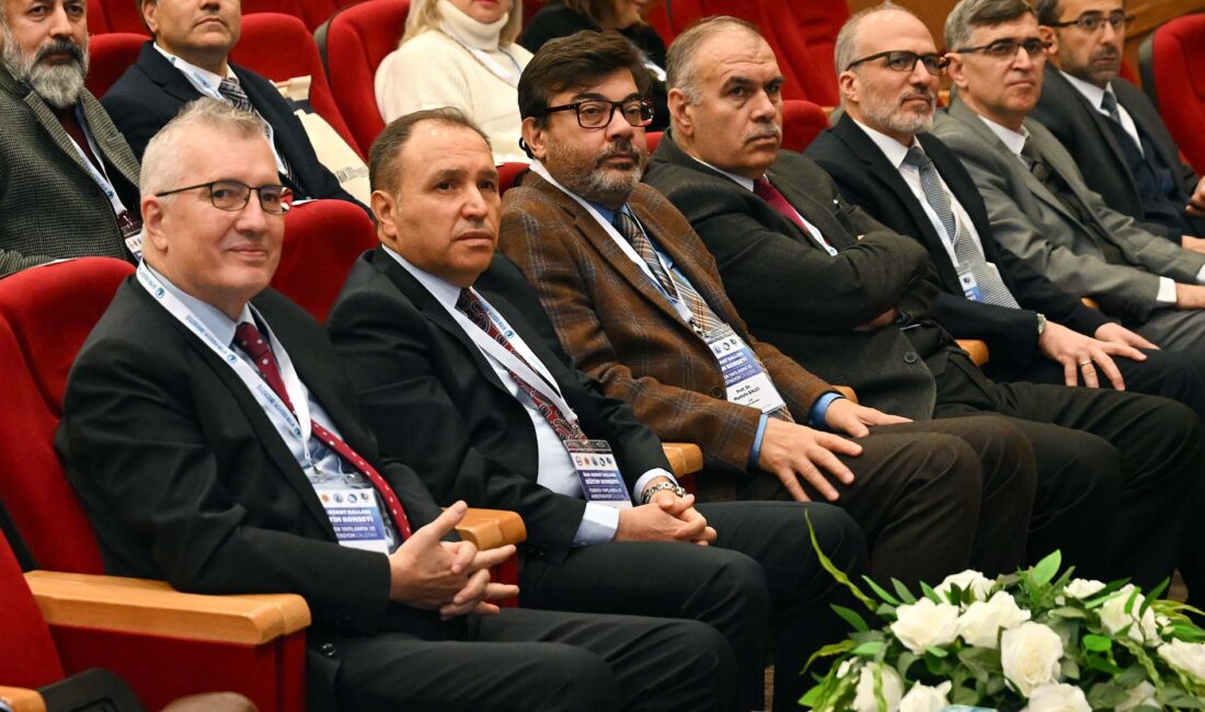 AKÜ’de düzenlenen Üniversitelerarası Kurul Sanat Dalları Eğitim Konseyi Çalıştayı’nda konuşan