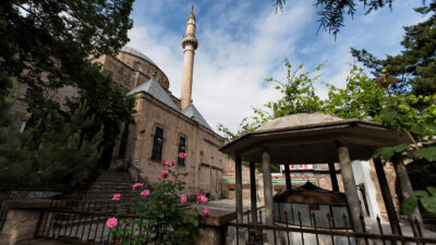 Adını Mevlana’nın yedinci göbekten torunu olan Sultan Mehmet Divani’den alan