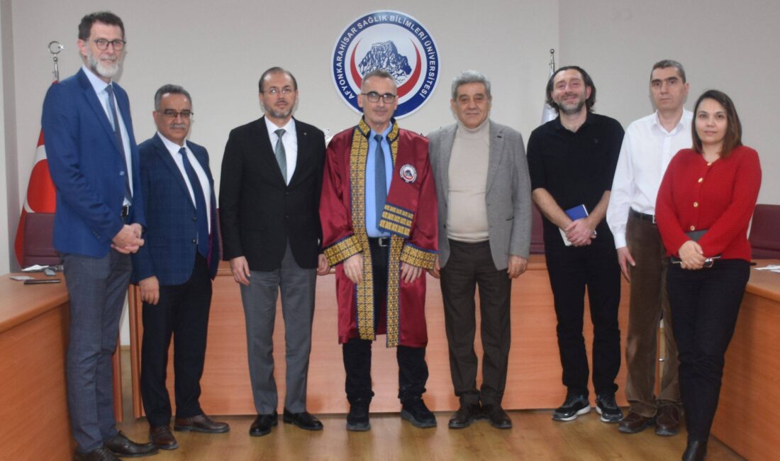 Kadro ataması yapılan Prof. Dr. Doğan’a cübbesini AFSÜ Rektörü Okumuş giydirdi Afyonkarahisar Sağlık Bilimleri Üniversitesi (AFSÜ) Yönetim Kurulu kararıyla kadro ataması