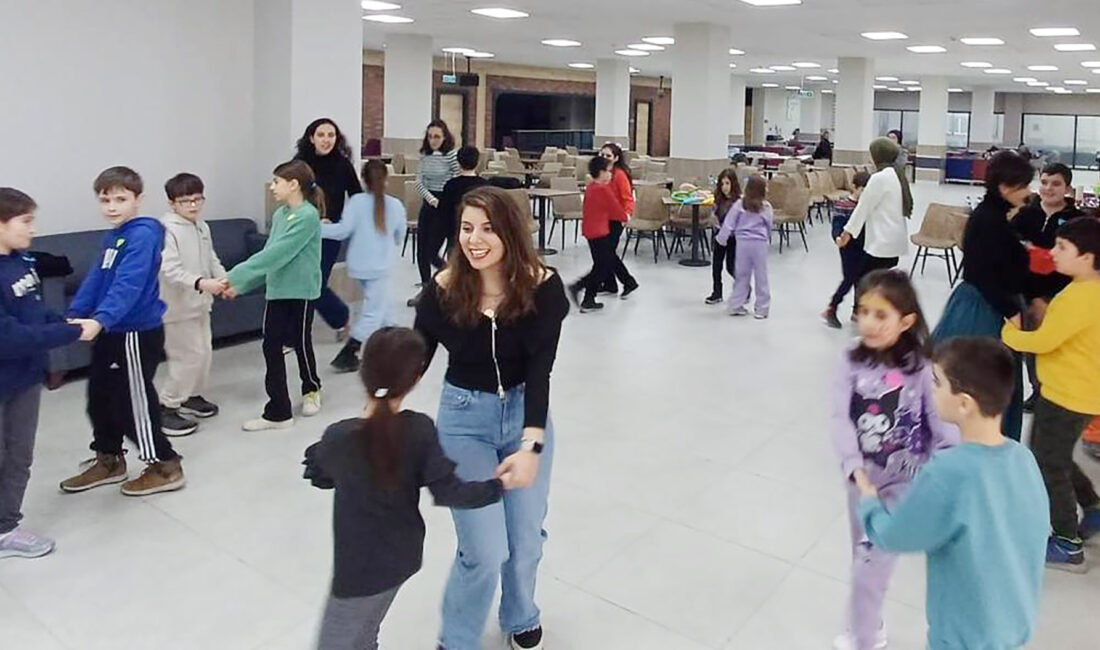 Afyonkarahisar Sağlık Bilimleri Üniversitesi'nde (AFSÜ) müzik ve ritim atölyesine katılan