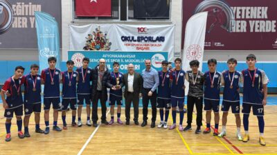 Afyonkarahisar’da düzenlenen Okul Sporları Genç Erkekler Futsal Müsabakaları, kıyasıya mücadelelere