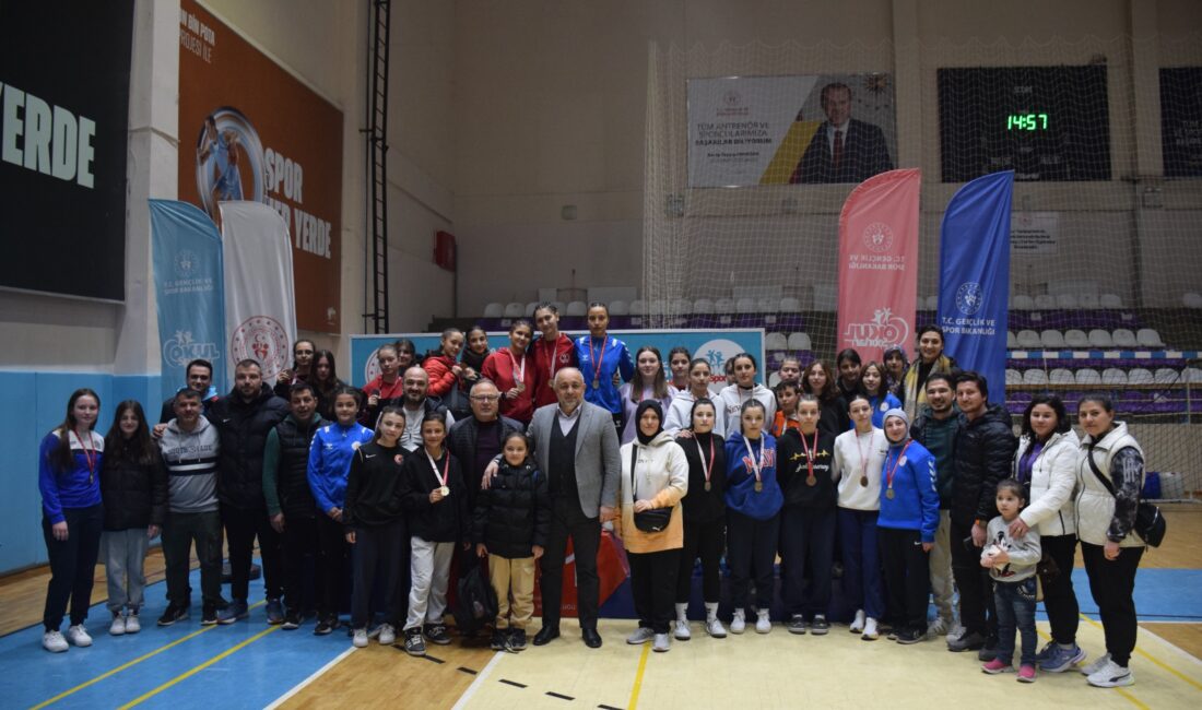 Afyonkarahisar’da düzenlenen Gençler A-B Kız (Serbest) ve Yıldızlar Kız (Serbest)