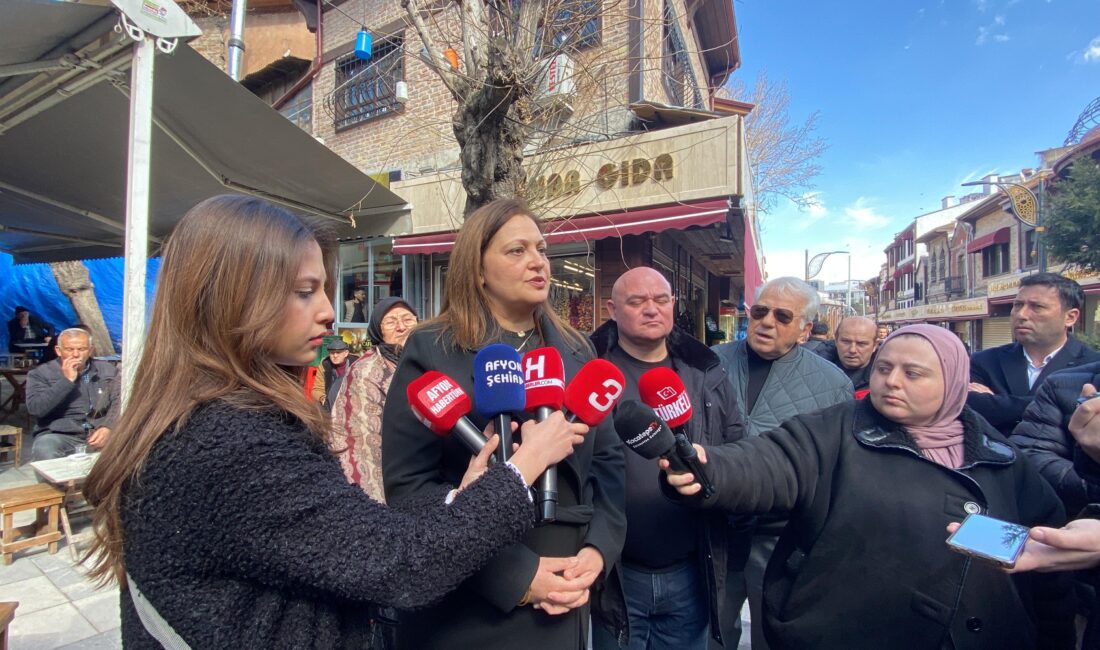 Belediye Başkanı Burcu Köksal, Afyon Belediye Yüntaş Kadın Voleybol Takımı’nın