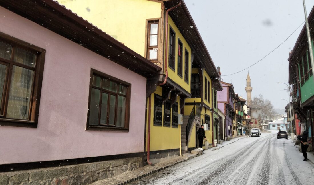 Afyonkarahisar'da sabah saatlerinde etkisini gösteren kar yağışı, şehri adeta beyaz