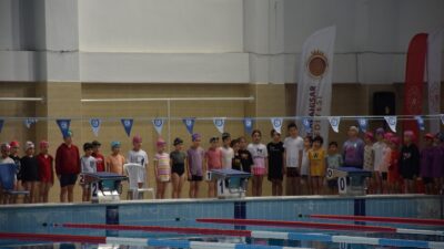 Afyonkarahisar’da Okul Sporları kapsamında düzenlenen Minikler ve Küçükler yüzme müsabakaları,