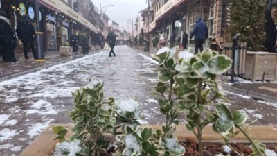 Afyonkarahisar’da aniden bastıran kar yağış etkili olmaya başlarken, kent birkaç