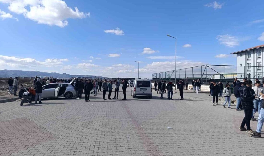 Asılsız ihbar iki okulda kaosa neden oldu Afyonkarahisar’da bir genç, arkadaşını ziyaret etmek için gittiği lisede okul