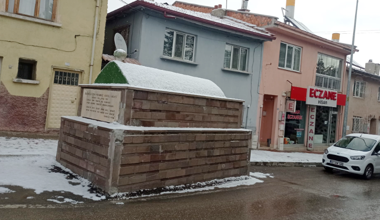Çavuşbaş Mahallesi’ndeki Göksu Caddesinde yolun ortasına bulunan Gülaboğlu Muhammed Askeri’nin