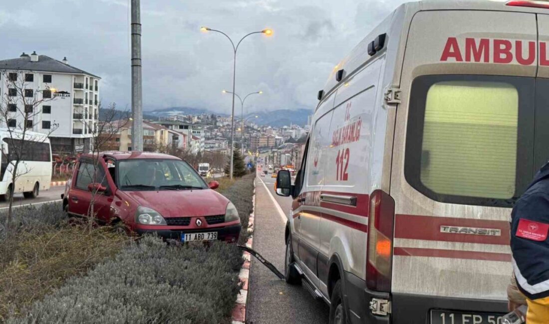 Bilecik’te kontrolden çıkan otomobil orta refüje çıkarak elektrik direğine çarptı Bilecik’te seyir halinde kontrolden çıkan otomobil, orta refüje çıkarak elektrik