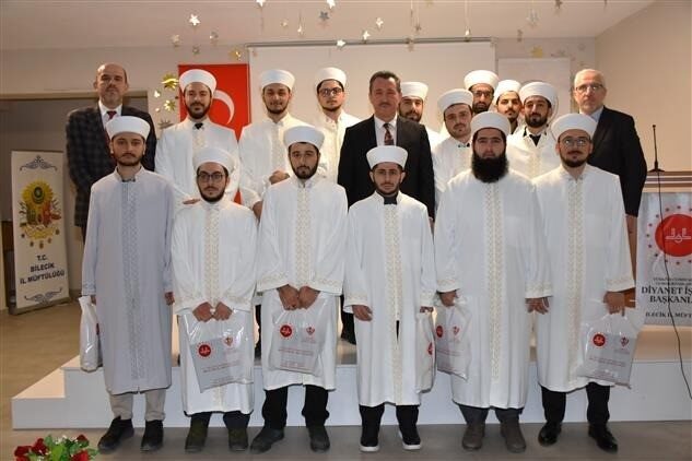 Cübbe sarık giyme töreninde gurur dolu anlar yaşandı Diyanet Akademisi’nde eğitimlerini tamamlayarak Bilecik’e atanan din görevlileri için cübbe