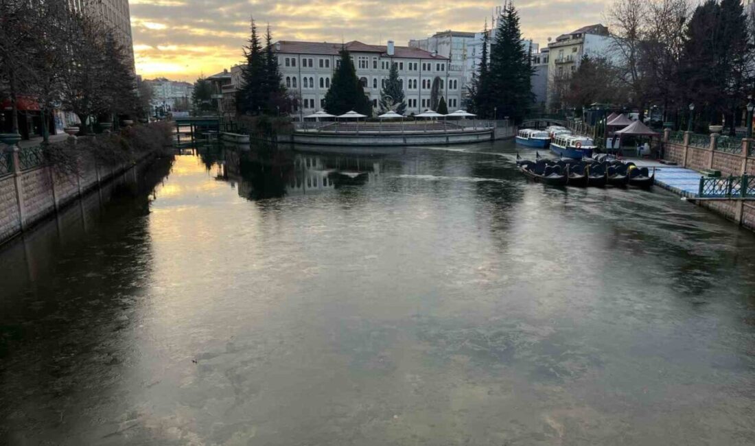 Eksi 6 derecede Porsuk Çayı buz tuttu Eskişehir’de eksi 6 dereceye kadar düşen hava sıcaklığından dolayı Porsuk