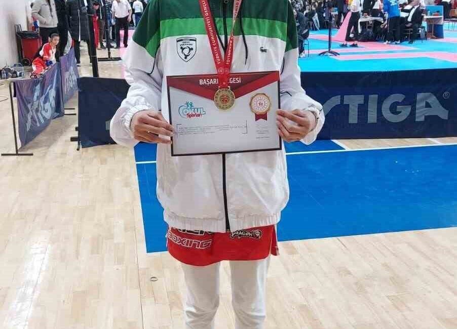 Eskişehir Orgeneral Halil Sözer Ortaokulu öğrencisi ‘Kick Boks’ müsabakalarında Türkiye birincisi olarak altın madalya kazandı Eskişehir Orgeneral Halil Sözer Ortaokulu öğrencisi Züleyha Dağdelen, 2024-2025 Okul