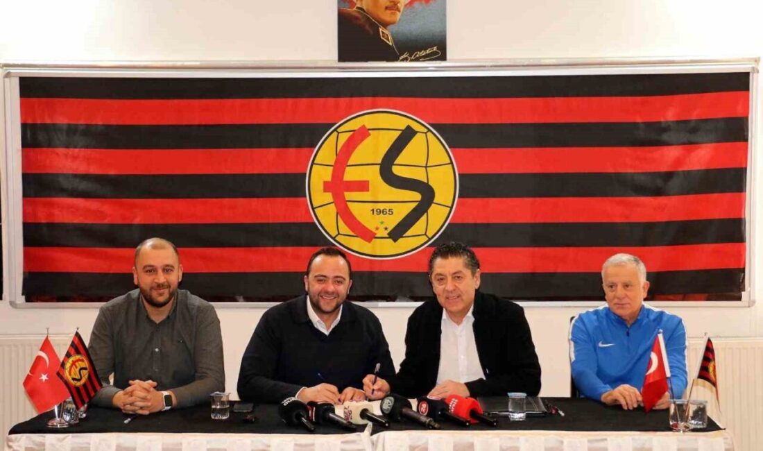 Eskişehirspor’un yeni teknik direktörü Ümit Metin Yıldız oldu Eskişehirspor’un yeni teknik direktörü Ümit Metin Yıldız, düzenlenen törenle imzayı