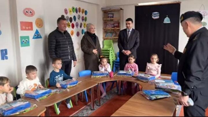 Jandarmadan miniklere hediye Bilecik İl Jandarma Komutanlığına bağlı ekipler minik öğrencilere çeşitli hediyeler