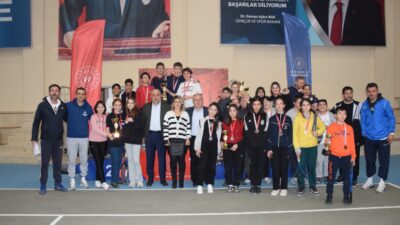 Afyonkarahisar'da düzenlenen Okul Sporları Yıldız Kız-Erkek Tenis Müsabakaları, büyük heyecana