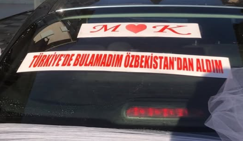 Afyonkarahisar’ın Sandıklı ilçesinde evlenen bir vatandaşın gelin arabasına yazdırdığı sözler