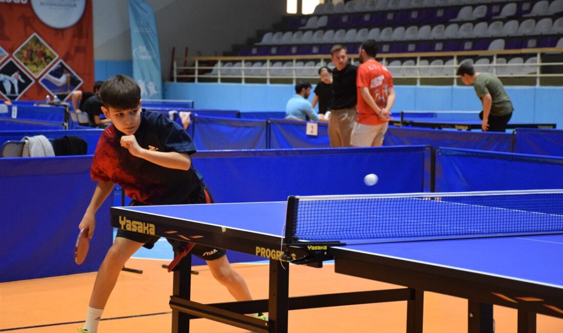 Çiğiltepe Spor Salonu’nda düzenlenen Kulüpler Arası Gençler Masa Tenisi Müsabakaları