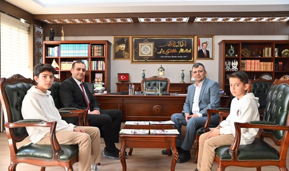 Başkan Koyuncu, Ata’nın Sesi Dergisi’nde görevli öğrencileri makamında ağırladı Emirdağ Belediye Başkanı Serkan Koyuncu, Atatürk Ortaokulu’nun okul dergisi Ata’nın