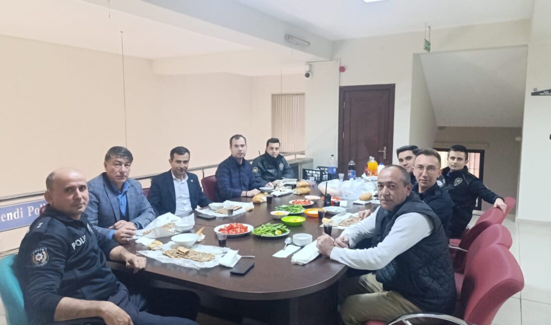Yarenler Mahalle Muhtarı Mehmet Akca, Milli Birlik Karakolu’ndaki güvenlik güçleriyle