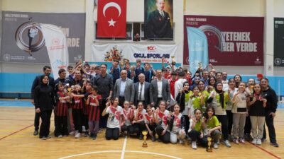 Afyonkarahisar’da düzenlenen Okul Sporları Küçükler Badminton Müsabakaları, kıyasıya mücadelelere sahne