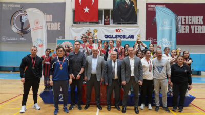 Afyonkarahisar’da düzenlenen Okul Sporları Küçükler Badminton Müsabakaları, Çiğiltepe Spor Salonu’nda
