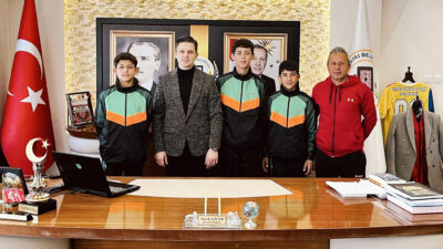 Dazkırı Belediye Başkanı Fatih Çiçek, ilçeden yetişen altı genç futbolcunun