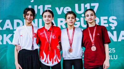 Çorlu’da düzenlenen U-15 Kadınlar Güreş Türkiye Şampiyonası’nda mücadele eden Yeşilay