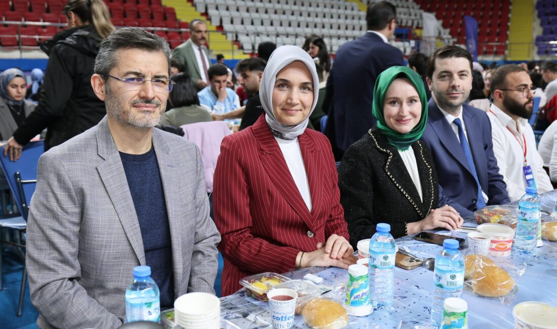 Afyonkarahisar’da düzenlenen “Kampüs İftarları” programına Vali Yiğitbaşı ve diğer protokol