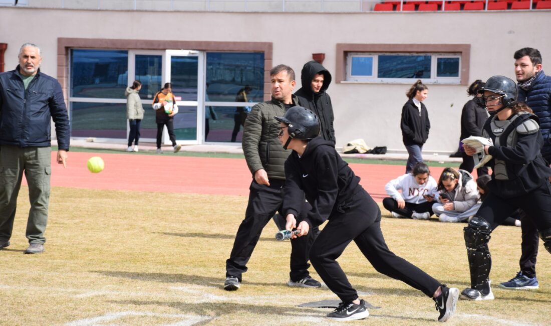 Afyonkarahisar’da düzenlenen Okul Sporları Softbol Müsabakaları, küçükler, yıldızlar ve gençler