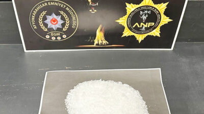 Afyonkarahisar İl Emniyet Müdürlüğü görevlileri, Dinar ilçesinde durdurulan bir otomobil