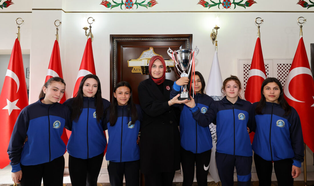 Vali Yiğitbaşı, Türkiye Şampiyonu olan Taşoluklu güreşçileri ağırladı Çorlu’da düzenlenen U-17 Kadınlar Güreş Türkiye Şampiyonası’nda üst üste üçüncü