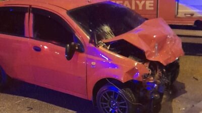 Afyonkarahisar’ın Şuhut Kavşağı’nda meydana gelen trafik kazasında araçlardan biri çarpışmanın
