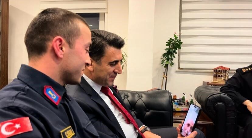 Babasıyla görüntülü görüşen Mehmetçik duygu dolu anlar yaşadı Bilecik’te vatani görevini yapan Mustafa adlı asker, iftar öncesi babasıyla