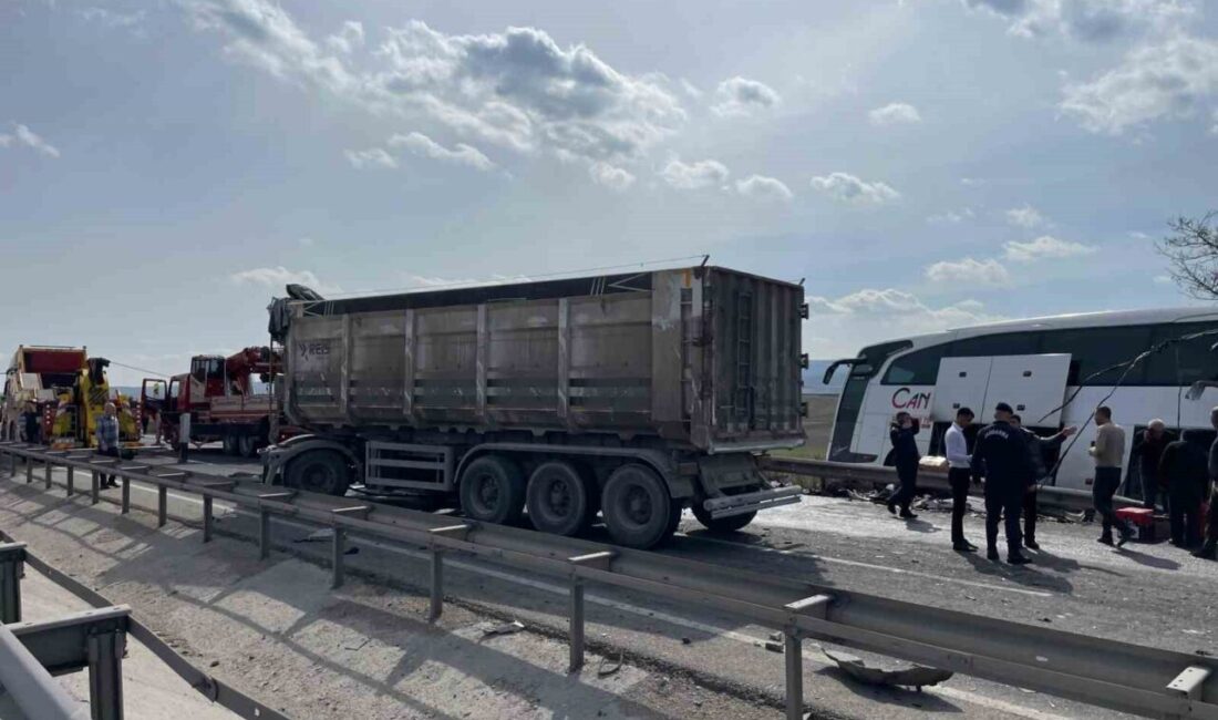 Bozüyük’te tır otobüse çarptı: 11 yaralı Bilecik’in Bozüyük ilçesinde tırın yolcu otobüsüne arkadan çarpması sonucunda ilk