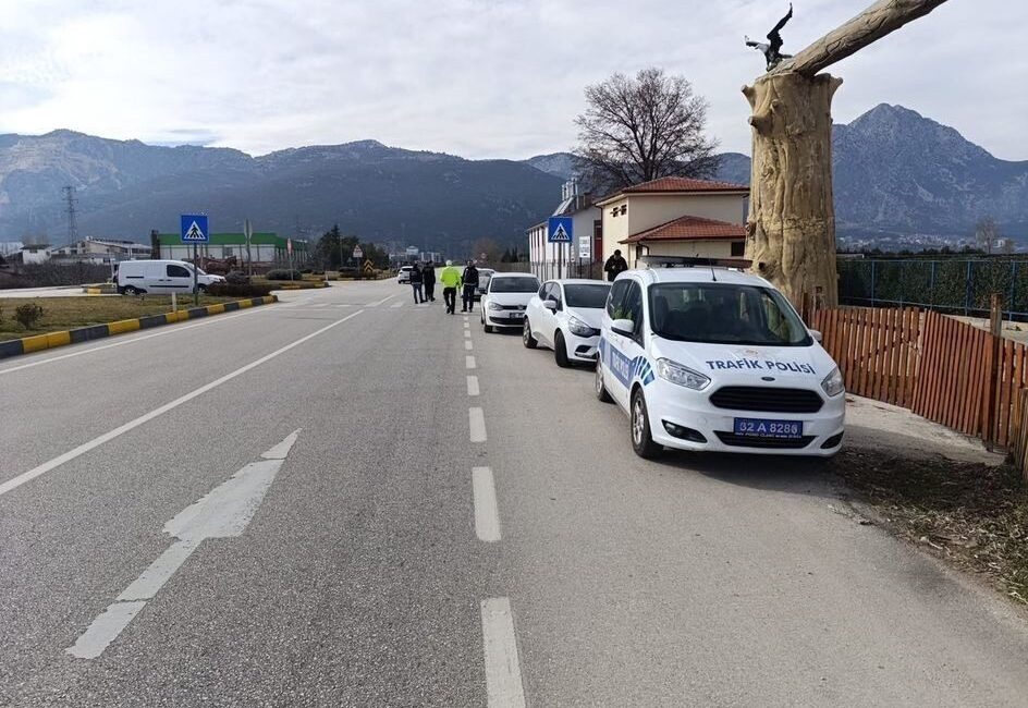 Eğirdir ilçesinde suç oranlarını azaltmak amacıyla denetimler kesintisiz devam ediyor.