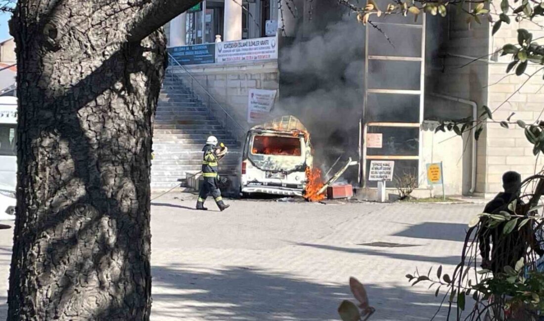 Eskişehir’de bir cami avlusunda park halindeyken bir anda yanmaya başlayan