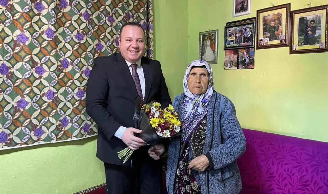 Kaymakam Eser, 8 Mart’ta şehit annelerini unutmadı Afyonkarahisar’ın Şuhut Kaymakamı İzzet Cem Eser, 8 Mart Dünya Kadınlar