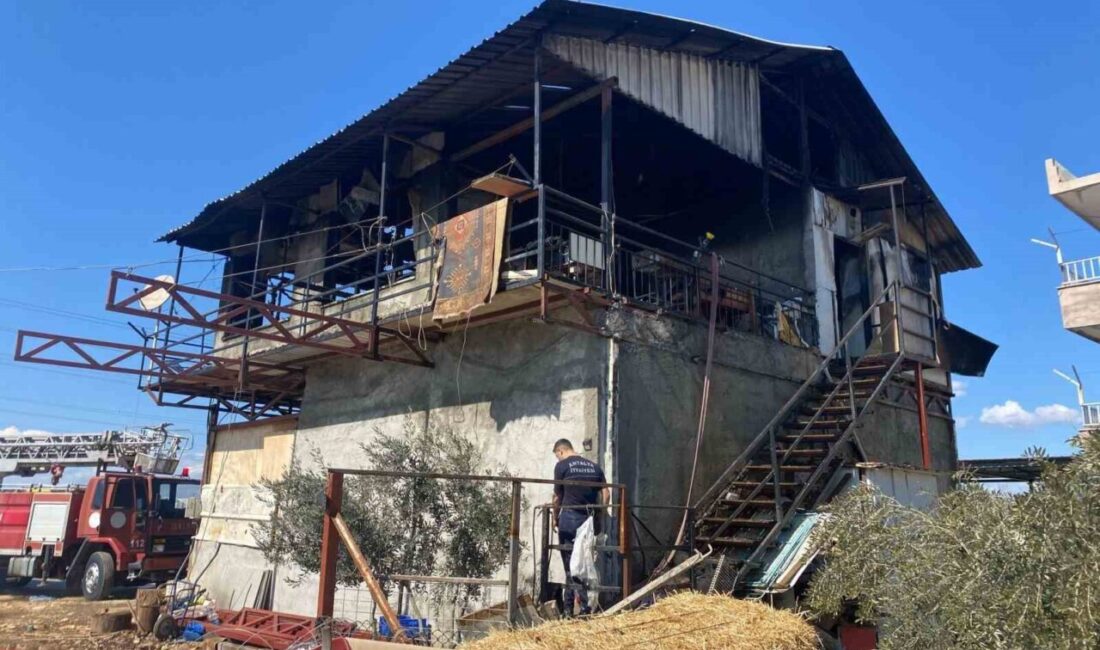 Antalya’nın Serik ilçesinde, elektrik kontağından çıkan yangın kısa sürede tüm